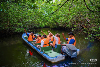 Full-Day Bintan Island Tour with Blue Lake, Temples and Seafood