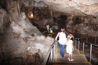 7-Hour Oudtshoorn Tour from George with Cango Caves and Ostrich Farm
