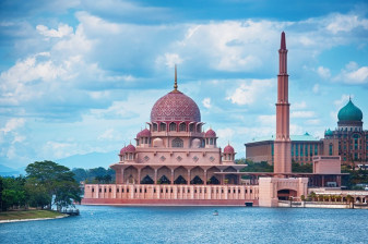 12-Hour Putrajaya Architecture Tour with Botanical Garden and Mosque