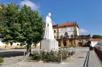 4-Hour Holy Queen Isabel Landmarks Tour in Coimbra