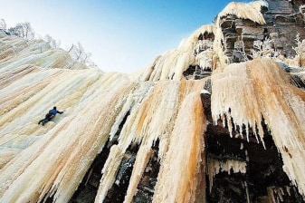 7-Hour Korouoma Frozen Waterfalls Hike from Rovaniemi with BBQ