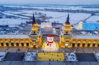 2-Day Harbin Snow Town Private Tour with Datuding Mountain Views