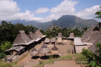 6-Day Flores Overland Tour from Ende to Labuan Bajo via Kelimutu