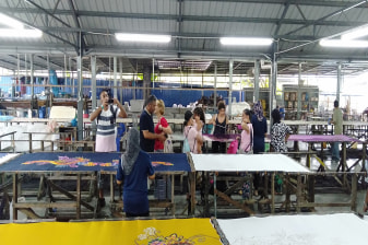 Full-Day Penang Island Tour with Batik, Fruit Farm and Night Market