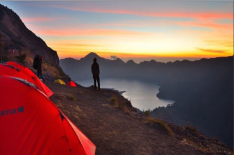 3-Day Mount Rinjani Trek in Lombok with Summit and Crater Rims