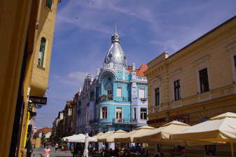 3-Hour Oradea Architecture Tour with Interior Courtyards