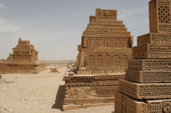 8-Hour Thatta UNESCO Sites Tour from Karachi with Makli Necropolis