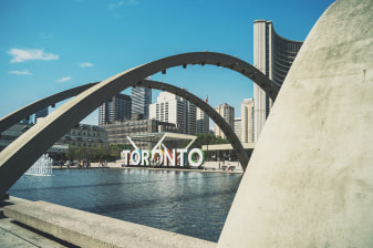 2-Hour Toronto Walking Tour with Chinatown and Distillery District