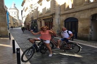 4-Hour Bordeaux Bicycle Tour through the City's Historic Districts