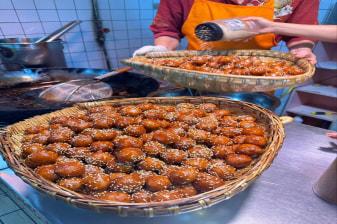 2-Hour Chengdu Walking Food Tour in Yulin with Local Lifestyle