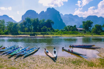 2-Day Vientiane and Vang Vieng Tour with Water Cave Adventure