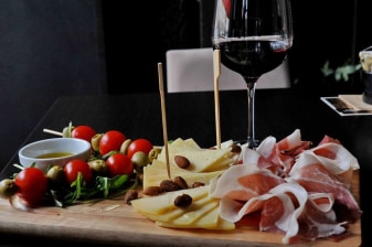 3-Hour Dubrovnik Food and Wine Tasting in a Local Family Home