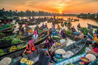 1-Day Lok Baintan Floating Market Tour with Sasirangan Crafts