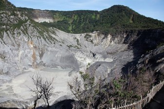 12-Hour Bandung Highlights Tour with Volcano and Hot Springs