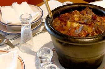 8-Hour Terceira Island Sightseeing Tour with Traditional Lunch