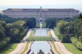 2-Hour Royal Palace of Caserta Tour with Apartment Visit