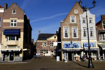 2-Hour Delft Walking Tour with Royal Stories and Delft Blue
