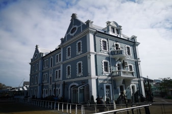 2-Hour V&A Waterfront Walking Tour in Cape Town with Silo District