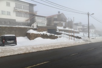 Excursão de 8 Horas na Serra da Estrela com Experiências na Neve