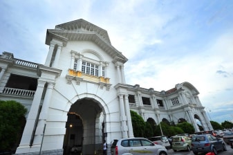 Full-Day Orang Utan Island and Ipoh Tour with Cave Temples