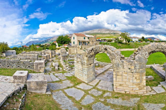 6-Hour Split, Salona and Klis Fortress Tour with Farm Lunch