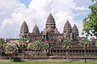 2-Day Angkor Wat Sunrise Tour with Beng Mealea and Tonle Sap