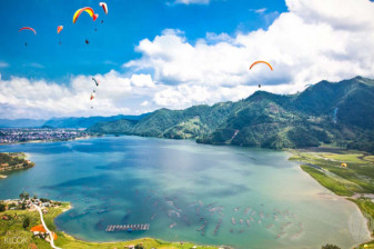 1-Hour Paragliding Tour over Annapurna from Sarangkot with Lake Views