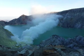 3-Day Mount Bromo and Ijen Crater Tour from Surabaya with Blue Fire