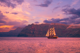 6-Hour Santorini Volcano Sunset Cruise with Dinner and Hot Springs