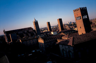 2-Hour Walking Tour of Bologna with Quadrilatero Food Market
