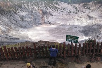Full-Day Tangkuban Perahu Volcano Tour with Hot Springs and Shopping