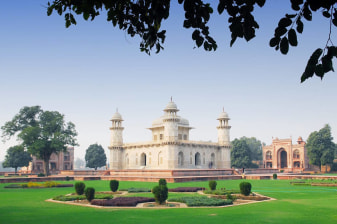 2-Day Agra and Mathura Tour with Taj Mahal and Krishna Temples