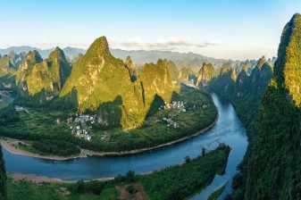 Full-Day Li River Cruise and Yangshuo Tour with West Street Free Time