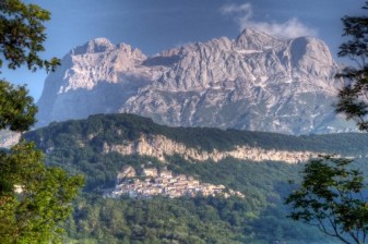 1-Day Hiking Tour in Pietracamela and Prati di Tivo with Picnic