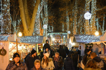 3-Hour Zagreb Christmas Markets Walking Tour with Fritule and Wine