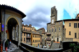 1-Day Cortona and Montepulciano Tour with Historic Cellars