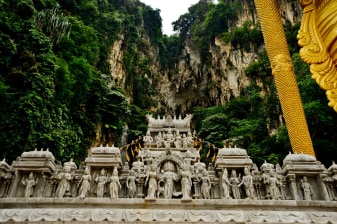 12-Hour Taman Negara Rainforest Tour with Aborigine Village and Batu Caves