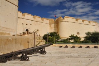 4-Hour Fez Medina Artisan Tour with Bouanania Medersa