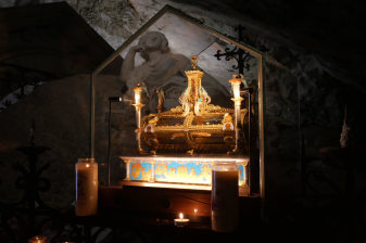 8-Hour Marie Madeleine Cave Hike and Saint-Maximin Basilica Tour