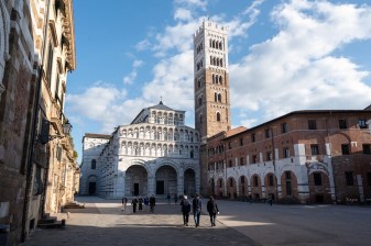 8-Hour Lucca and Montecatini Alto Tour with Tuscan Wine Tasting