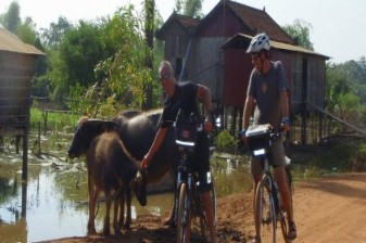 5-Hour Biking Tour of Siem Reap Rural Villages with Local Snacks