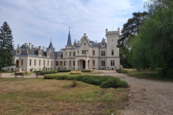 Full-Day Nadasladany Palace Tour from Budapest via Székesfehérvár