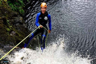 3 Horas de Batismo de Canyoning em São Jorge nos Açores