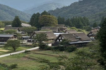 8-Hour Gokayama Heritage Tour with Iwana Lunch and Washi Making