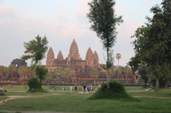 10-Hour Angkor Highlights Tour with Banteay Srei and Ta Prohm
