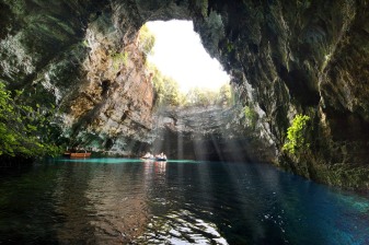 5-Hour Cephalonia Highlights Tour with Melissani Lake and Myrtos