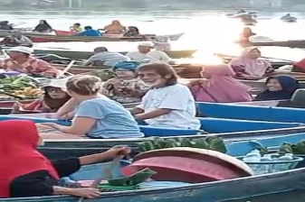3-Hour Floating Market Tour in Banjarmasin by Traditional Boat