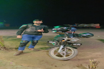4-Hour Evening Motorbike Tour in Karachi with Clifton Beach