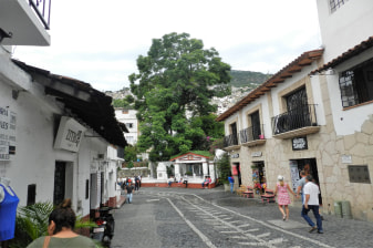 13-Hour Taxco Tour from Acapulco with Santa Prisca Cathedral