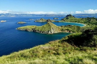 Full-Day Komodo Speedboat Tour with Dragons and Pink Beach
